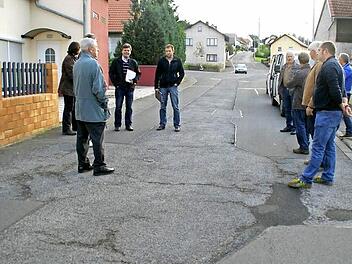 Angesichts der immer wieder aufbrechenden Schäden im Einmündungsbereich der Straße "Zum Lindig" in Kirchaich soll die Fahrbahn im kommenden Frühjahr saniert werden. Das geschieht bereits vor der Dorferneuerung. Unser Bild zeigt den Bauausschuss bei der Besichtigung.  Foto: sw