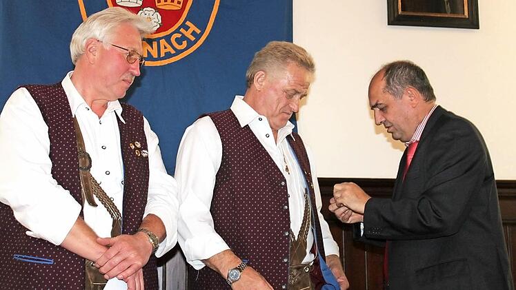 Sie sind fest und von Anfang an mit dem Jugendorchester tief verwurzelt: Peter Welscher (links) und Harald Scherbel: Mit im Bild der stellvertretende Bezirksvorsitzende Thomas Kolb (rechts). Fotos: Veronika Schadeck