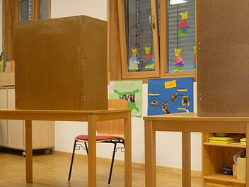 Leere Wahlkabinen in der Cranach-Schule. Die Europawahl lockte dort nicht viele Wahlberechtigte an.