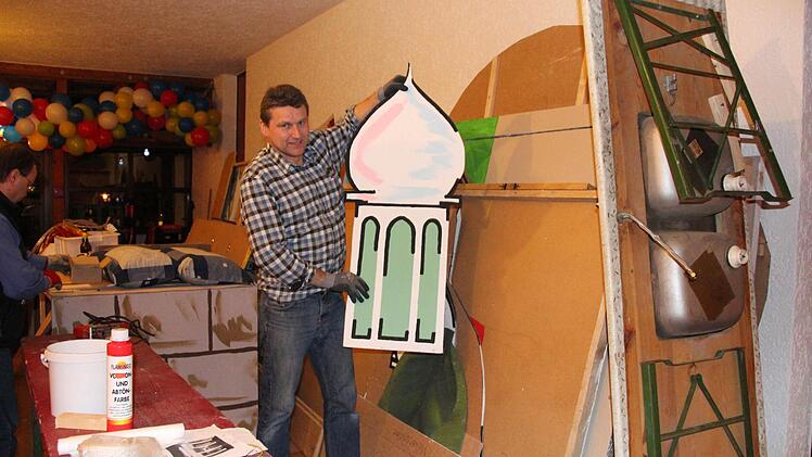 Matthias Graß mit einem Teil des Bühnenbilds. Foto: Miriam Hegner