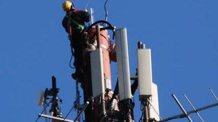 Am Sendemast auf dem Eckardtsberg musste die gesamte Antennentechnik abgebaut und die Antennenrohre ausgewechselt werden. Techniker des Bayerischen Rundfunks haben die Anlage auf DAB+ umgerüstet.  Fotos: Karl Heinz Holzberger
