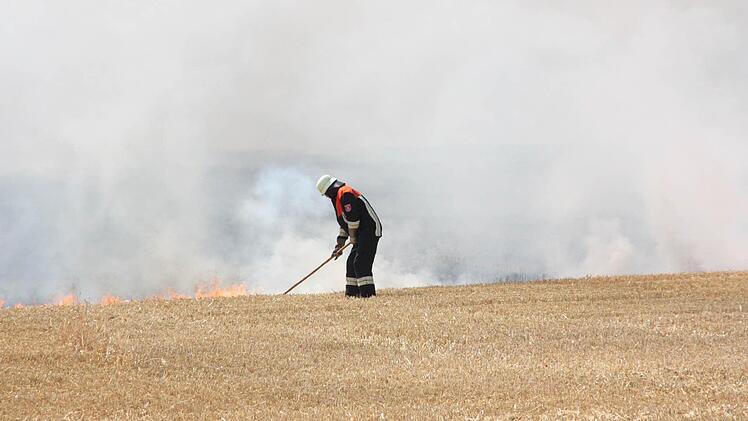 Ein Feld direkt brannte am Freitagnachmittag am ersten Windrad der WEA Windheim. Foto: Arnold Nöth