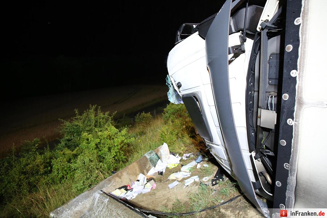 Lkw kippt um und blockiert komplette A9