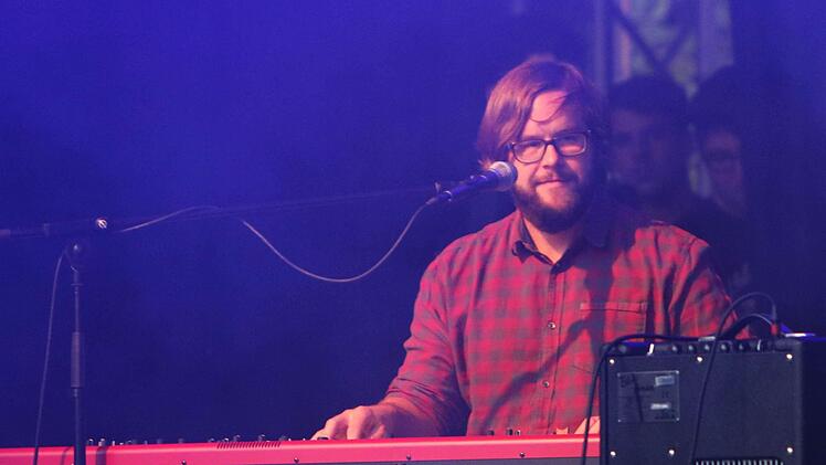 Michael Patrick Kelly zog seine Zuhörer beim Gastspiel im Rahmen des "Tambacher Sommers". am Keyboard: Lars Peter. Foto: Jochen Berger