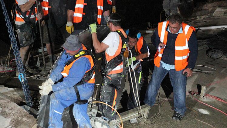 Die gigantischen Sägeblätter wurden von den Männern gewuchtet.  Foto: Friedwald Schedel