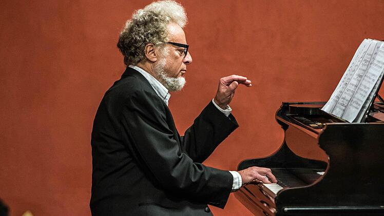 Der israelische Komponist und Pianist Issak Tavior und der Zamir-Chor Bayreuth gestalteten ein Gedenkkonzert im Coburger Haus Contakt. Foto: Jochen Berger
