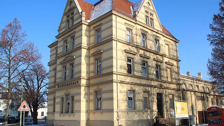 Verkaufen will der Kolpingshaus-Verein das Gebäude am Kolpingsplatz auf keinen Fall. Daher lehnen viele Forchheimer Stadträte den Umbau in eine Kulturhalle ab.  Foto: Andreas Schmitt