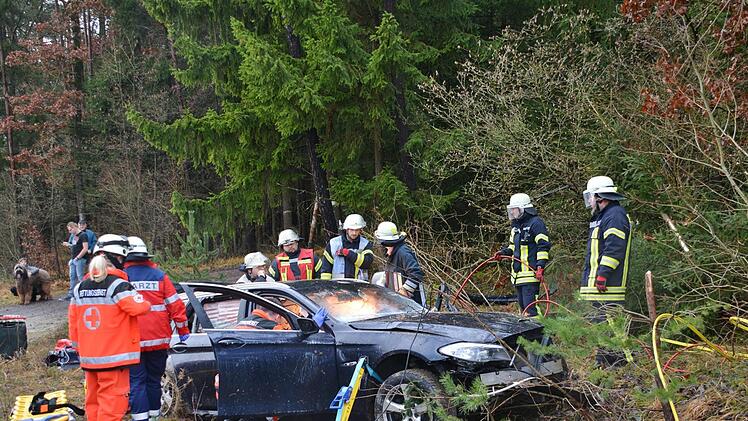 Bei dem schweren Unfall auf der A71 bei Strahlungen wurde ein Mensch schwer verletzt. Fotos: Hanns Friedrich