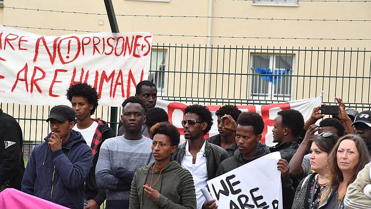 200 Menschen demonstrierten am Samstag, 23. Juni, gegen die Aufnahmeeinrichtung Oberfranken. Foto: Ronald Rinklef