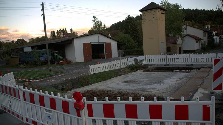 Über die Altenhofer Brücke darf und wird kein Verkehr mehr rollen. Das erfuhren die Weitramsdorfer Gemeinderäte in der Sitzung am Montagabend. Selbst nach ihrer Ertüchtigung dürfte sie nur noch ein Motorrad überqueren, weil die Grundbuchsicherheit nicht mehr gegeben ist. An einem Neubau führt kein Weg vorbei. Foto: Bettina Knauth
