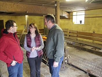 Friedrich und Gerlinde Neuner mit Tierarzt Lothar Richter (von links) im leeren Ferkelstall in Pretzdorf.  Foto: Andreas Dorsch