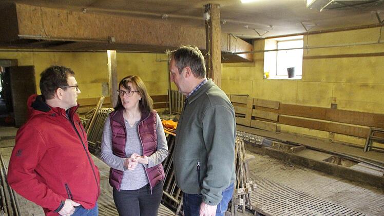 Friedrich und Gerlinde Neuner mit Tierarzt Lothar Richter (von links) im leeren Ferkelstall in Pretzdorf.  Foto: Andreas Dorsch