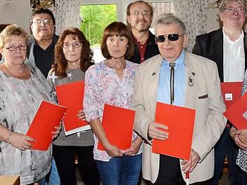 Ehrungen beim SPD-Ortsverein Rothenkirchen. Von links: Roland Münch (Marktgemeinderat, Schriftführer), Regina Hutschenreuther, Zweiter Bürgermeister Wolfgang Förtsch (Ortsvorsitzender Pressig), Roswitha Engel, Hildegard Nietzel, Kreisvorsitzender Ralf Pohl, Werner Neubauer, Ortsvorsitzender Michael Pütterich und Inge Herrmann  Foto: K.- H. Hofmann