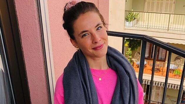 Luisa Gahn auf ihrem Balkon in Palma de Mallorca, wo sie seit knapp zwei Jahren lebt. Foto: privat