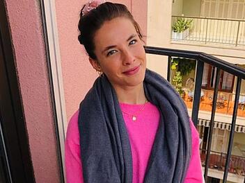Luisa Gahn auf ihrem Balkon in Palma de Mallorca, wo sie seit knapp zwei Jahren lebt. Foto: privat