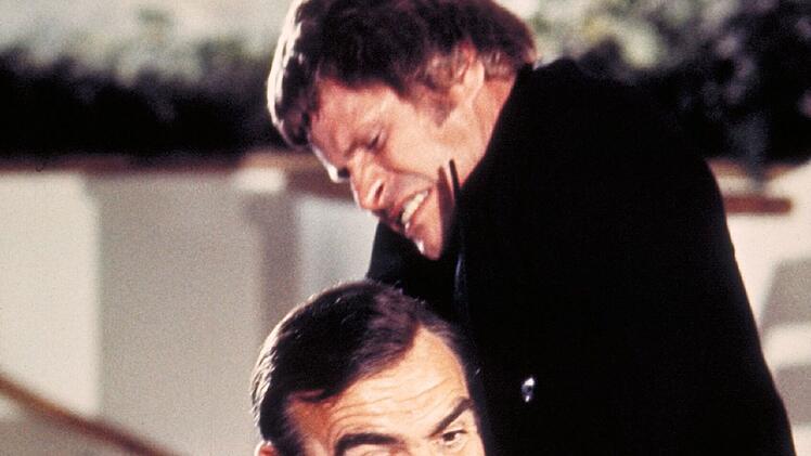 Mr. Wint (Bruce Glover, rechts), ein besonders hinterh&auml;ltiger Killer, trachtet James Bond (Sean Connery) nach dem Leben.