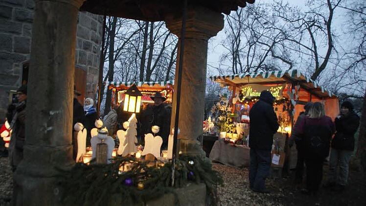 Die ideale Einstimmung auf das erste Adventswochenende war die Wallburg-Weihnacht in Eltmann. Viele Gäste gingen ganz entspannt, denn sie hatten bereits alle Weihnachtsgeschenke gefunden.