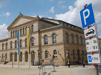 Die Schilder auf dem Schlossplatz sind bereits aufgestellt worden. Fotos: Oliver Schmidt