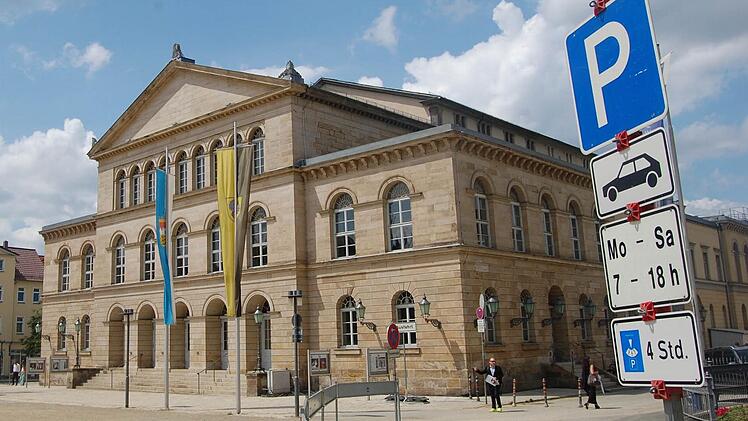 Die Schilder auf dem Schlossplatz sind bereits aufgestellt worden. Fotos: Oliver Schmidt