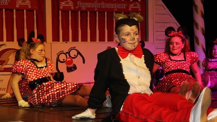 Bei der Stöpselgarde mischten zwei Jungs mit. Foto: Sonja Adam