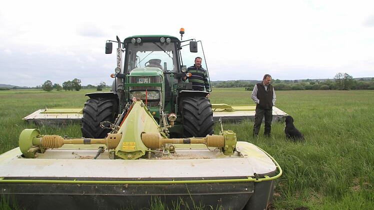 Durch frühzeitige Information lassen sich Mähopfer bei der ersten Mahd vermeiden, stellen Landwirt Hermann Grampp und der stellvertretende Jagdberater des Landratsamtes Harald Höhn klar