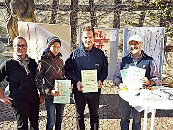 Stolz präsentieren Sina Müller und Helmut Stubenrauch (2. und 3. von links) ihre Siegerurkunden, überreicht vom 2. Vorsitzenden des BN Ebern, Alexander Hippeli (rechts) und Barbar Ullmann (links), die für den Wettbewerb verantwortlich war. Foto: Kurt Langer