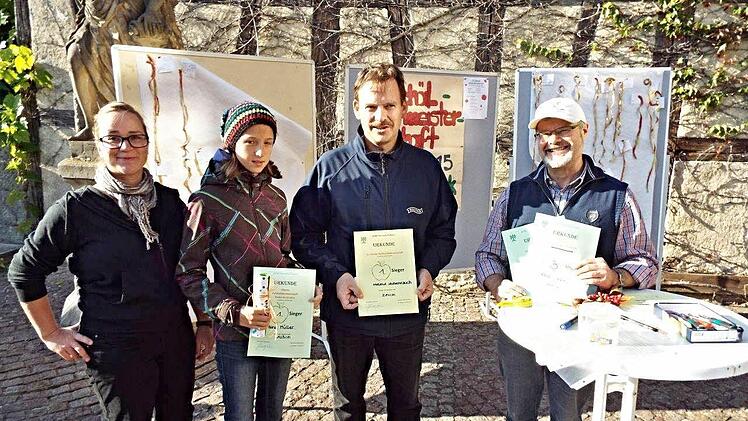 Stolz präsentieren Sina Müller und Helmut Stubenrauch (2. und 3. von links) ihre Siegerurkunden, überreicht vom 2. Vorsitzenden des BN Ebern, Alexander Hippeli (rechts) und Barbar Ullmann (links), die für den Wettbewerb verantwortlich war. Foto: Kurt Langer