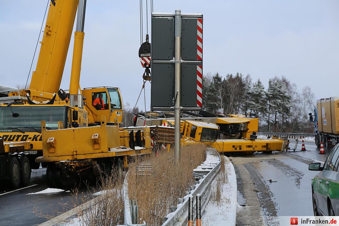 Tonnenschwerer Autokran stürzt auf schneeglatter A93 um