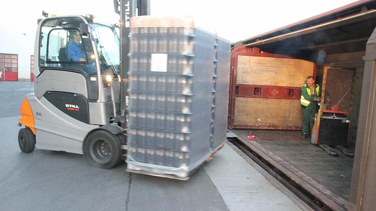 Jeweils zwei Paletten werden mit einem Gabelstapler zum Eisenbahnwaggon gebracht und dort mittels "Ameise" auf den richtigen Platz gestellt. Foto: Friedwald Schedel