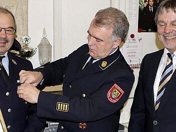 Kreisbrandrat Joachim Ranzenberger (Mitte) zeichnete Jürgen Zipfel für 40 Jahre Dienstzeit mit dem staatlichen Ehrenzeichen in Gold aus. Mit im Bild stellvertretender Landrat Gerhard Wunder  Foto: Michael Wunder