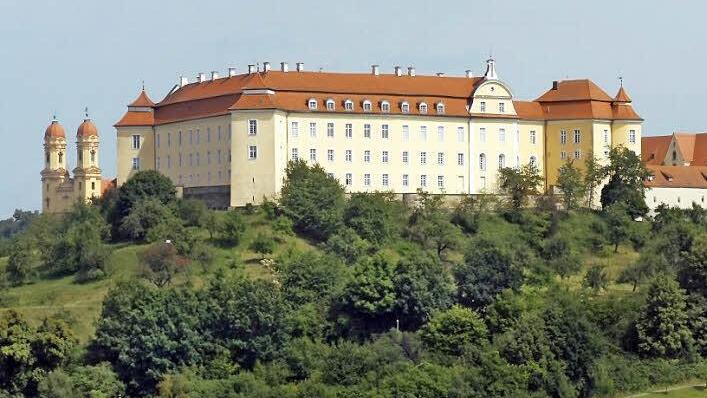 Das hoch über der Stadt thronende Ellwanger Schloss zeugt von der einstigen Macht der Fürstpröpste. Foto: djd/Stadt Ellwangen