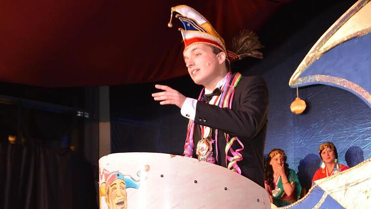 Seit seiner Kindheit gehört Stefan Leitsch zum festen Bestandteil der Büttenabende. Diesmal trat er als gestresster Faschingsprinz in die Bütt. Foto: Evelyn Schneider