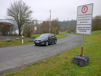 Abnahme  bestanden: Roland Daum ist mit seinem  Dienstfahrzeug  des Staatlichen Bauamtes Bamberg die Umgehung für die   Baustelle auf der Staatsstraße 2206 schon abgefahren.  Von  20. November  an müssen die Verkehrsteilnehmer  den ehemaligen Geh- und Radweg benutzen, wenn sie am Froschgrundsee vorbeikommen wollen.Berthold Köhler
