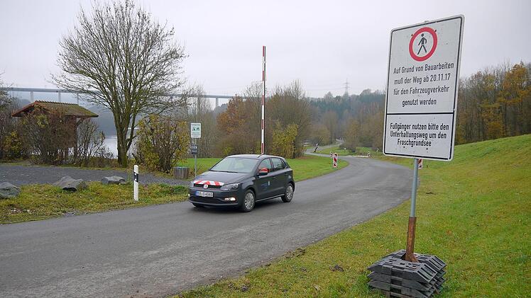 Abnahme  bestanden: Roland Daum ist mit seinem  Dienstfahrzeug  des Staatlichen Bauamtes Bamberg die Umgehung für die   Baustelle auf der Staatsstraße 2206 schon abgefahren.  Von  20. November  an müssen die Verkehrsteilnehmer  den ehemaligen Geh- und Radweg benutzen, wenn sie am Froschgrundsee vorbeikommen wollen.Berthold Köhler