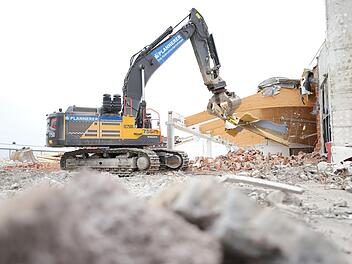 Der Abriss des früheren Hagebaumarkts soll in wenigen Monaten abgeschlossen sein. Foto: Marian Hamacher