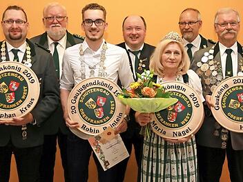 Die Gauschützenkönige mit den Funktionären Foto: erl