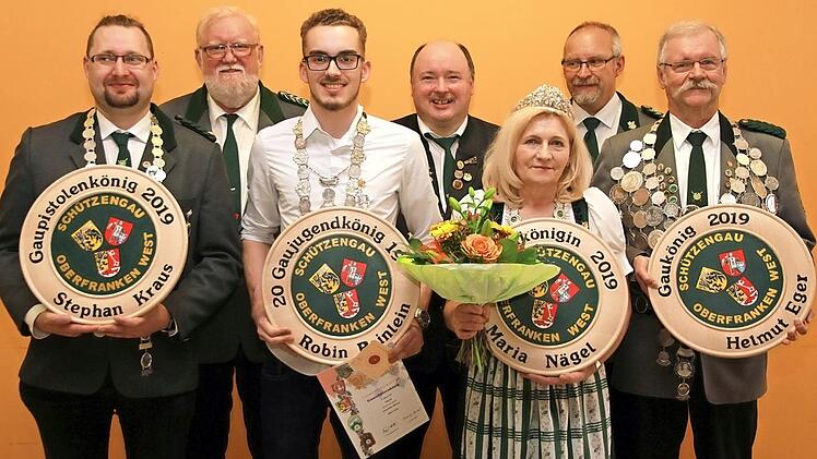 Die Gauschützenkönige mit den Funktionären Foto: erl