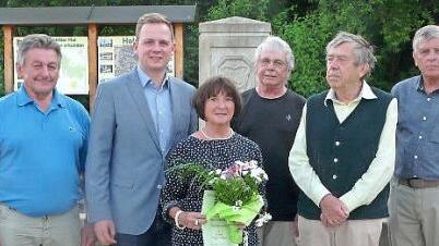Heinz Heilingloh, Tobias Ehrlicher, Leopold Schindler, Knut Gramß und Wolfgang Siebinger (von links) ehren Sieglinde Ritz.  Foto: Karin Günther