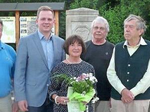 Heinz Heilingloh, Tobias Ehrlicher, Leopold Schindler, Knut Gram&szlig; und Wolfgang Siebinger (von links) ehren Sieglinde Ritz.  Foto: Karin G&uuml;nther