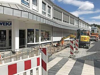 Entlang des Kaufhauses WEKA wird der Gehweg saniert. Foto: Stadt Kronach