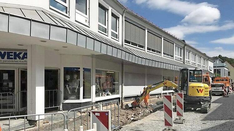 Entlang des Kaufhauses WEKA wird der Gehweg saniert. Foto: Stadt Kronach