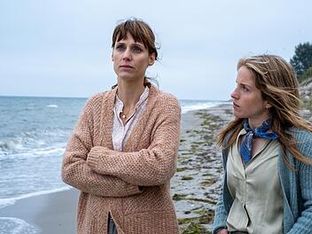 Maja Stein (Paula Kalenberg, rechts) befragt Heike Winter (Sophie Lutz) nach dem Tod ihres Mannes.