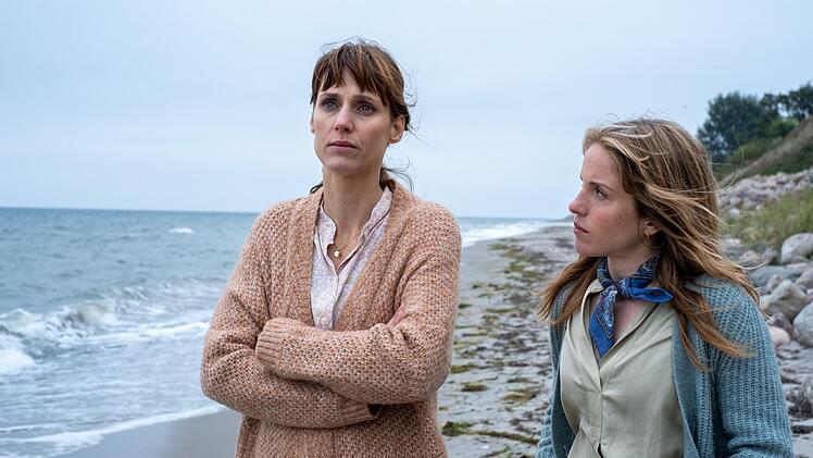 Maja Stein (Paula Kalenberg, rechts) befragt Heike Winter (Sophie Lutz) nach dem Tod ihres Mannes.
