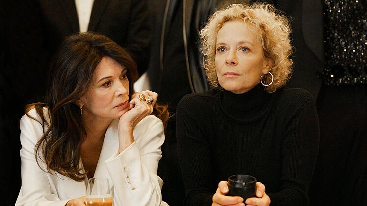 Iris Berben (links) und Katja Riemann sind nur zwei von vielen Schauspielstars die in "Call My Agent Berlin" sich selbst verkörpern.