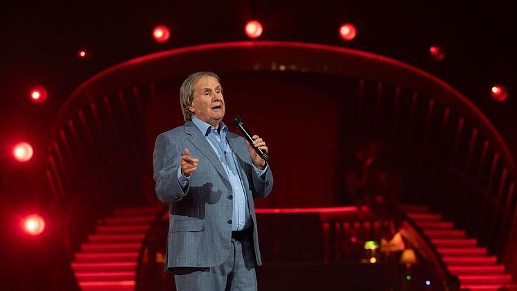 Chris de Burgh, der mit "The Lady In Red" vor fast genau 40 Jahren eine der sch&ouml;nsten musikalischen Liebeserkl&auml;rungen aller Zeiten komponierte, ist mit seinem Welthit zu Gast.