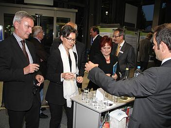 Kai Fischer von der Unternehmensberatung pro natur schenkte verschiedene Wassersorten aus - und die Ehrengäste versuchten das Kulmbacher Leitungswasser herauszufinden. Keine leichte Aufgabe, fanden Stephan Pröschold, der Leiter der Stadtwerke Kulmbach, Regierungsvizepräsidentin Petra Platzgummer-Martin und die stellvertretende Landrätin Christina Flauder (von links). Foto: Sonja Adam