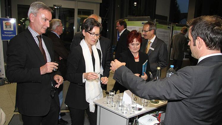 Kai Fischer von der Unternehmensberatung pro natur schenkte verschiedene Wassersorten aus - und die Ehrengäste versuchten das Kulmbacher Leitungswasser herauszufinden. Keine leichte Aufgabe, fanden Stephan Pröschold, der Leiter der Stadtwerke Kulmbach, Regierungsvizepräsidentin Petra Platzgummer-Martin und die stellvertretende Landrätin Christina Flauder (von links). Foto: Sonja Adam