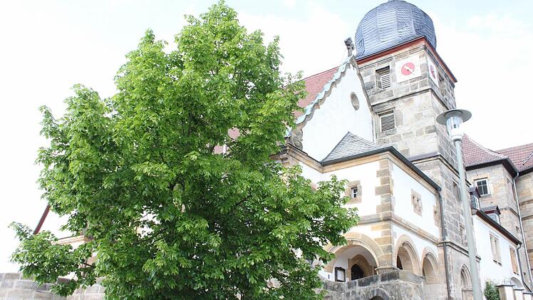 Die St.-Aegidius-Kirche neben dem Redwitzer Schloss