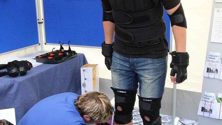 ... und Gewichte an Händen und Füßen.