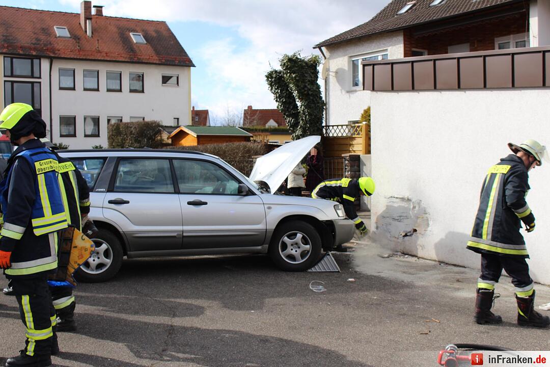 Senior auf Abwegen: Mehrere Autos und dann Wand gerammt - Geländewagen schießt durch geschlossenes Garagentor - Feuerwehr muss Schwerverletzten befreien